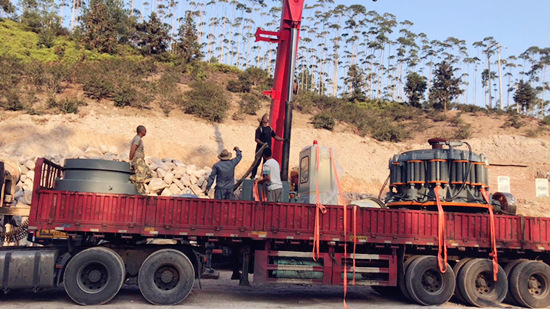 雙金機械彈簧圓錐破碎機送貨現(xiàn)場