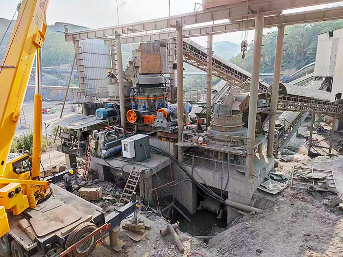 雙金機(jī)械1800多缸液壓圓錐破碎機(jī)工作現(xiàn)場