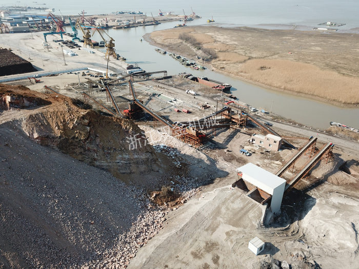 三臺(tái)單缸圓錐機(jī)生產(chǎn)現(xiàn)場(chǎng))