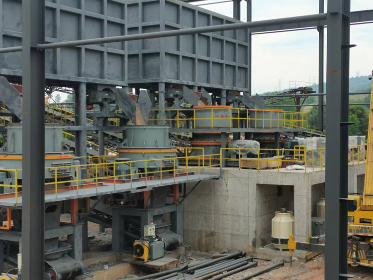 四川雅安時(shí)產(chǎn)800噸生產(chǎn)線，使用2臺(tái)沖擊式破碎機(jī)