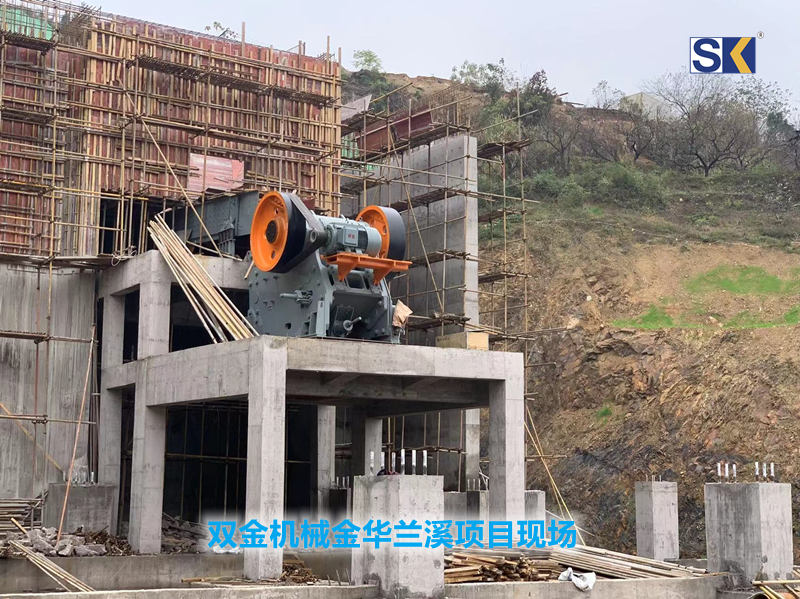 雙金顎式破碎機(jī)現(xiàn)場(chǎng)