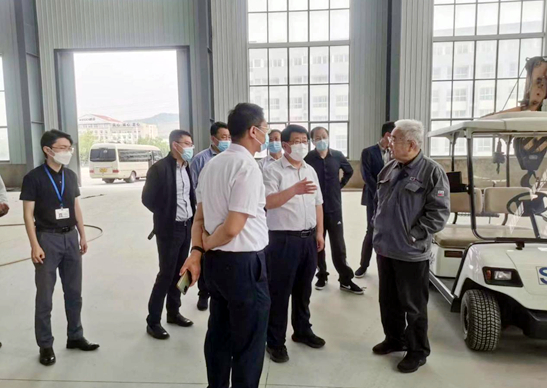 圖為雙金公司董事長與臨港區領導交流威海雙金項目建設情況