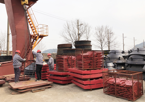 出口西班牙的礦山機械配件吊裝中