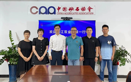 雙金公司總經(jīng)理一行與砂石協(xié)會(huì)領(lǐng)導(dǎo)合影